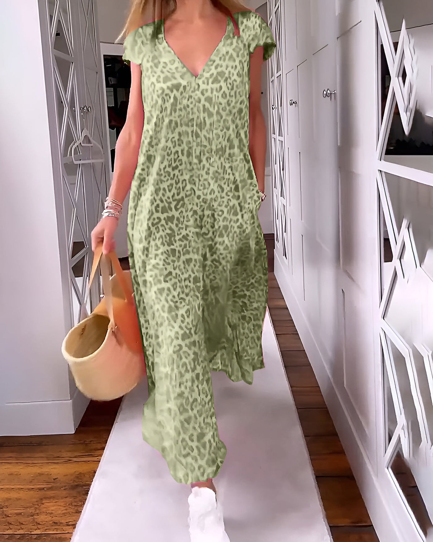 Véronique | Long V-neck dress in leopard print with short sleeves